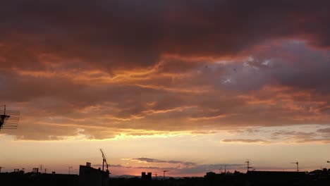 Wunderschöner-Sonnenuntergang-Im-Zeitraffer-Auf-Einem-Dach-Mit-Wolken-In-Montpellier,-Frankreich